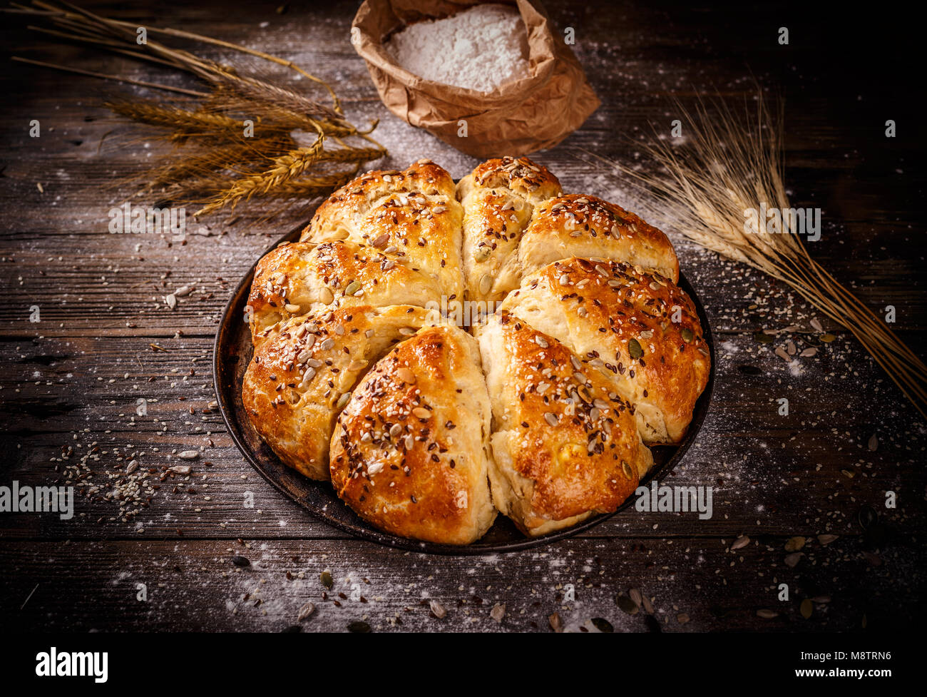 Hausgemachte Dreieck Brötchen mit Mix aus Samen Stockfoto