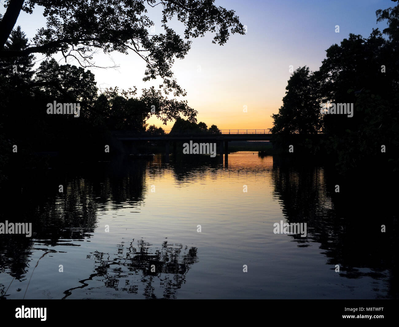 Sonnenuntergang über dem Fluss Brda. Tuchola Kiefernwälder, Provinz Pommern, Polen, Europa. Stockfoto