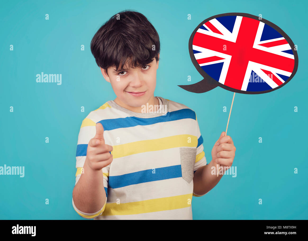 Junge mit einem Schild, auf dem die englische Flagge Stockfoto