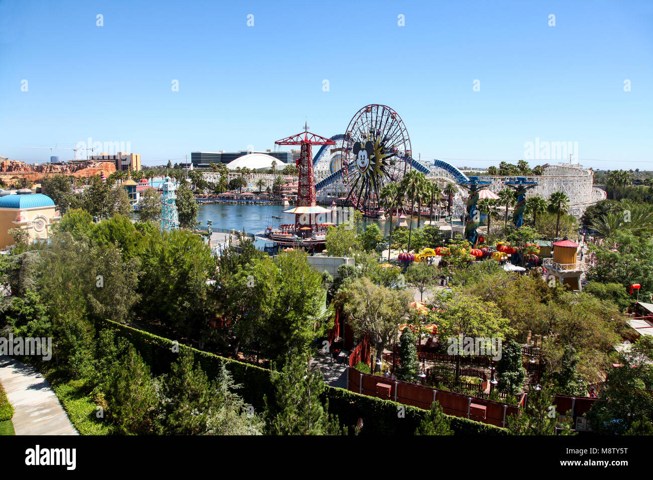 ANAHEIM, Kalifornien - August 4th, 2015 - Paradise Pier in Disney's California Adventure von Disney's Grand Californian Hotel & Spa gesehen Stockfoto