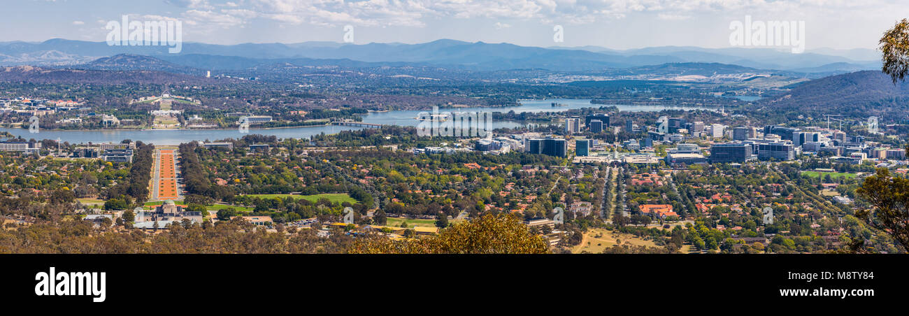 Blick auf Canberra vom Mount Ainslie Lookout - Anzac Parade bis zum Parlament und moderner Architektur. ACT, Australien Stockfoto