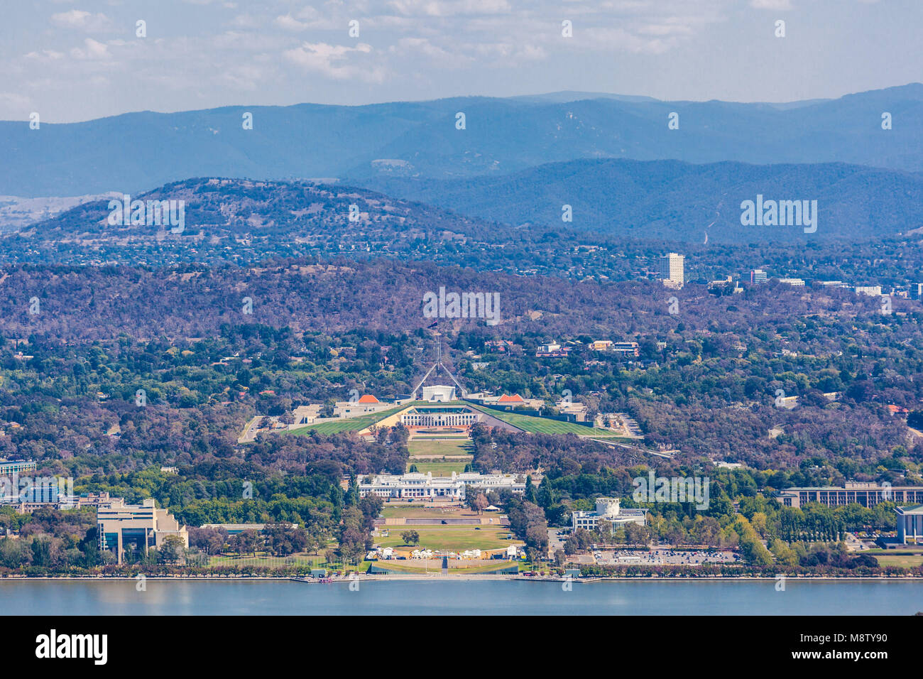 Blick auf das Parlament mit Bergen im Hintergrund von Ainslie Lookout. Canberra, ACT, Australien Stockfoto