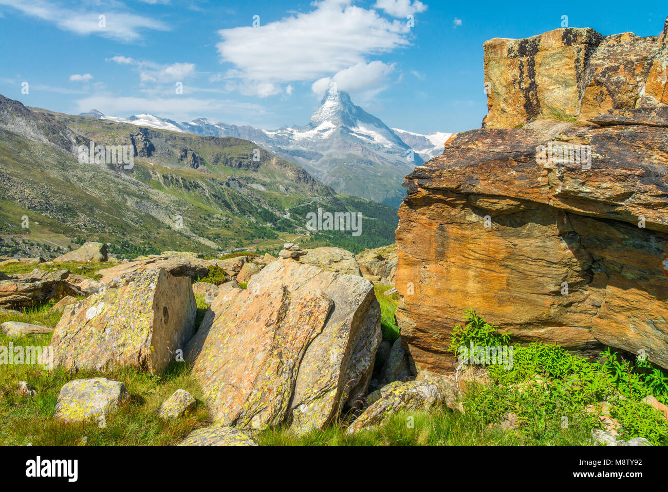 Iconic Matterhorn zwischen Felsbrocken, Gras und die Zermatter Tal eingerahmt. Berühmte Schweizer Wahrzeichen. Sommer Bergwandern in der Schweiz. Stockfoto