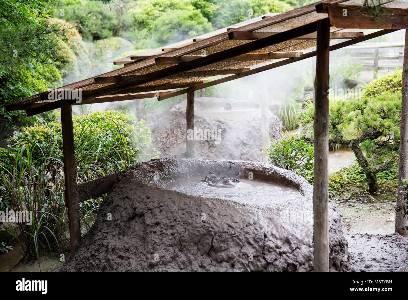 Bozu Jigoku in Beppu, Japan, einem der acht Höllen (jigoku), der Name des Bozu kommt von der Tatsache, dass die grauen Schlamm, die Luftblasen von der spri Stockfoto