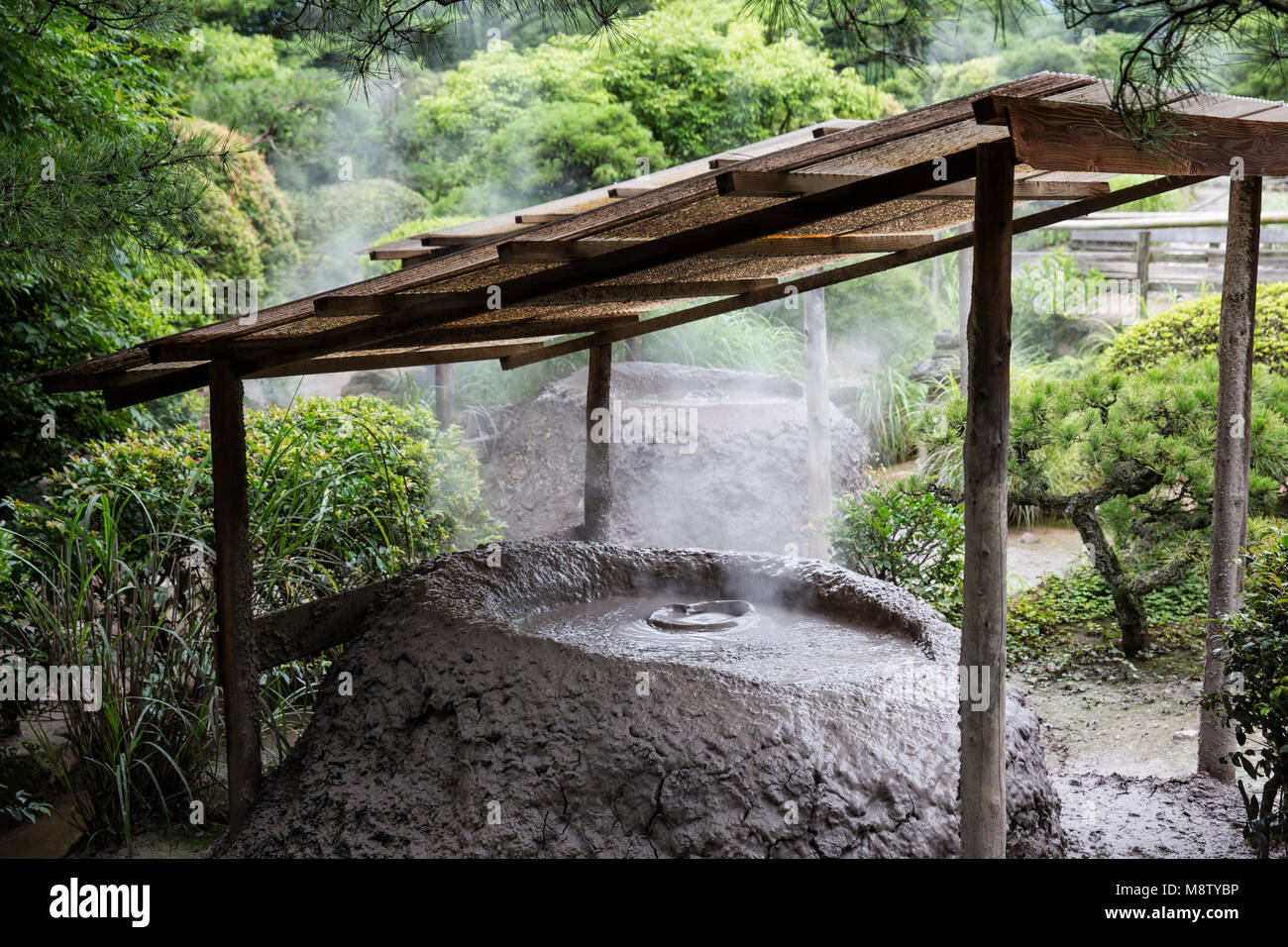 Bozu Jigoku in Beppu, Japan, einem der acht Höllen (jigoku), der Name des Bozu kommt von der Tatsache, dass die grauen Schlamm, die Luftblasen von der spri Stockfoto