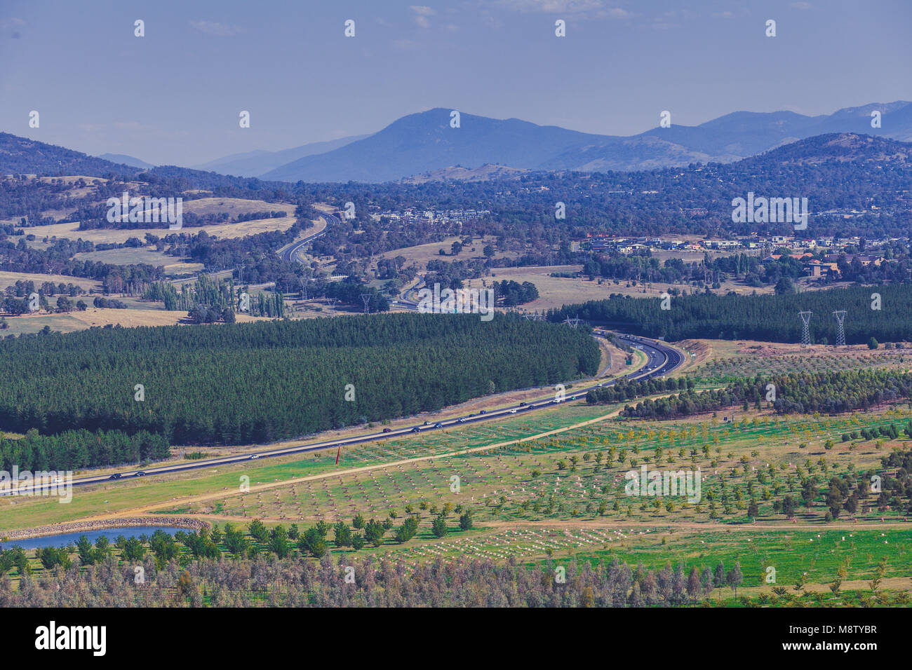 Wicklung Landstraße durch die Berge und die Landschaft in Canberra, ACT, Australien Stockfoto