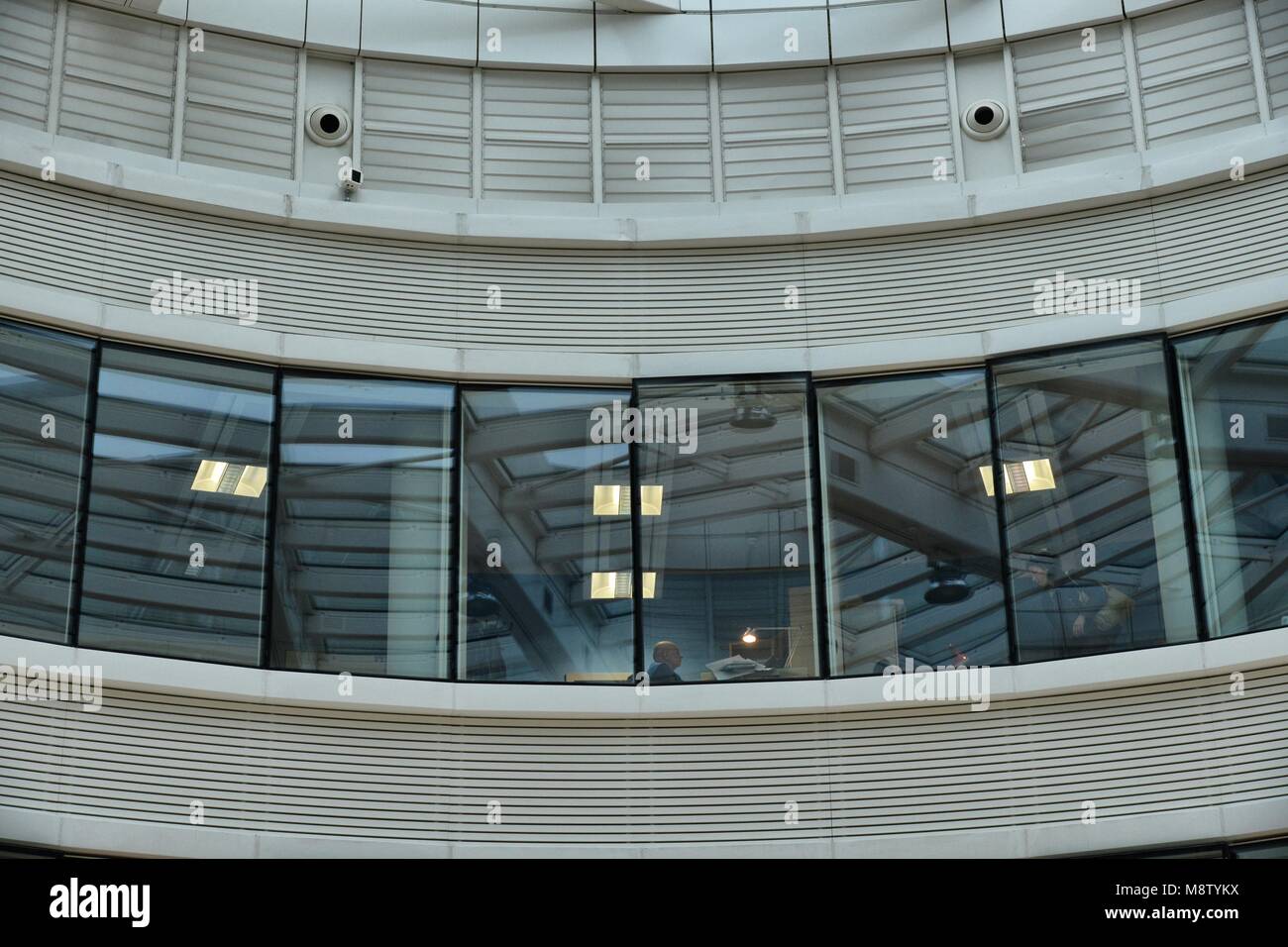 Turin Italien ca. 2015 Campus der Universität 'Luigi Einaudi' lonely Arbeitnehmer sichtbar durch das Fenster Stockfoto