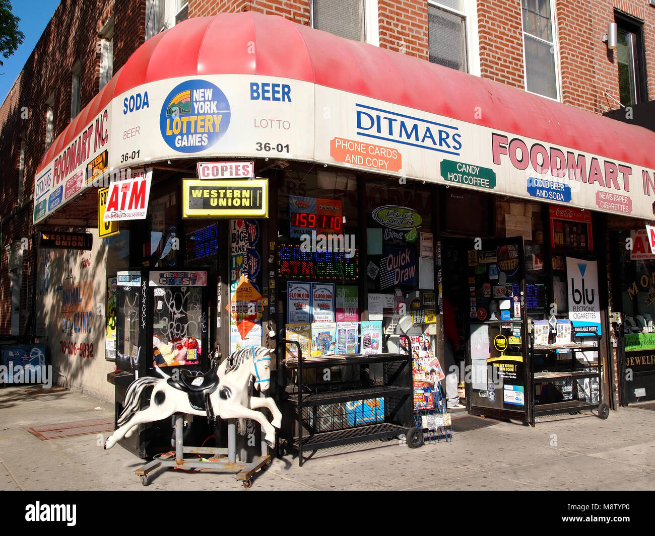 Astoria, Queens, NY - 3. Mai 2015: den Ditmars Foodmart, einem beliebten Supermarkt an der Ecke von den Ditmars Boulevard und 36th St. in Queens, New York. Stockfoto