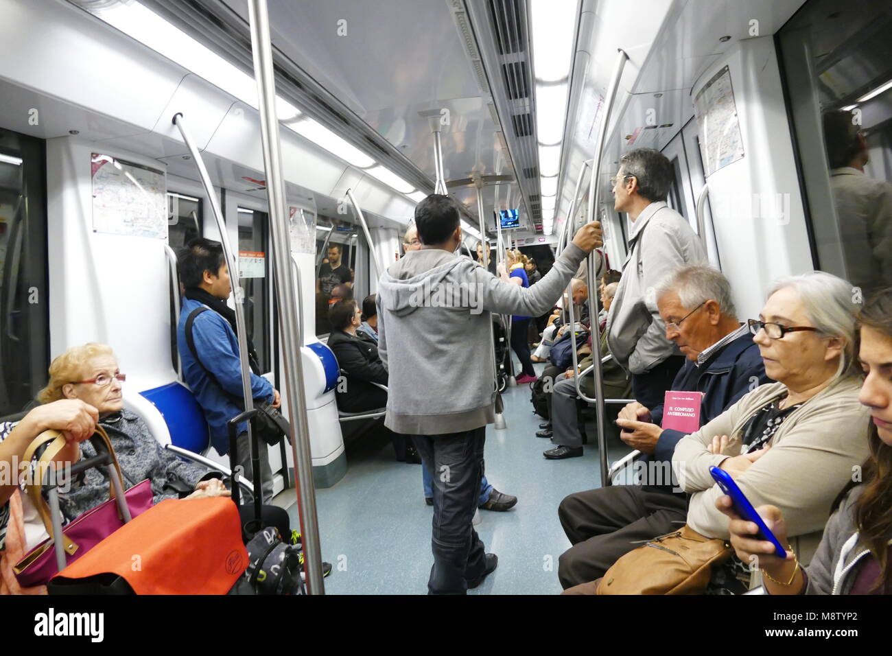 Barcelona Spanien ca. November 2016 Barcelona Metro an Bord Ansicht mit Personen Stockfoto