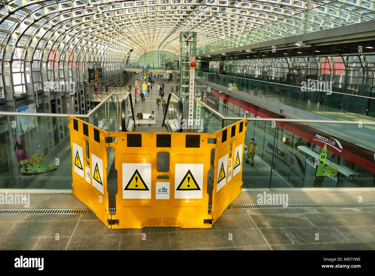 Von der Rolltreppe Zugriff verweigert mit gelben Barriere in einem Bahnhof Turin Italien vom 23. Januar 2018 Stockfoto