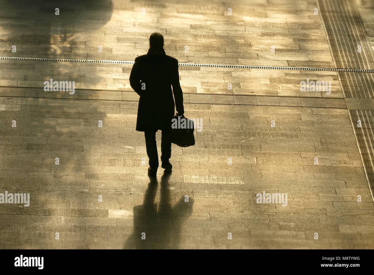 Silhouette des einsamen Mannes voyager hält eine Tasche voran von oben Ansicht von hinten Stockfoto