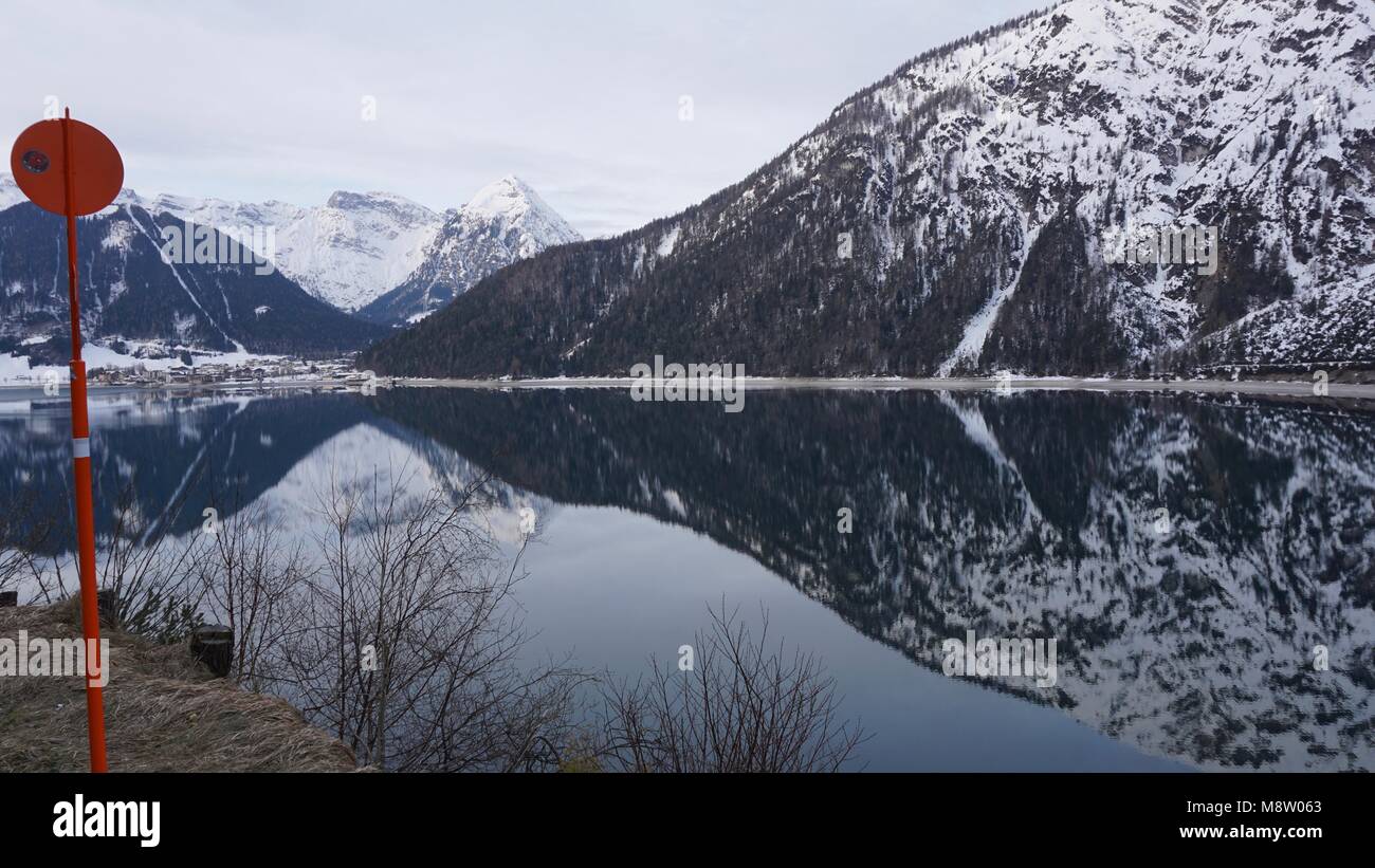 Achensee, Tirol im Winter mit Spiegelung der Berge im Siehe Stockfoto