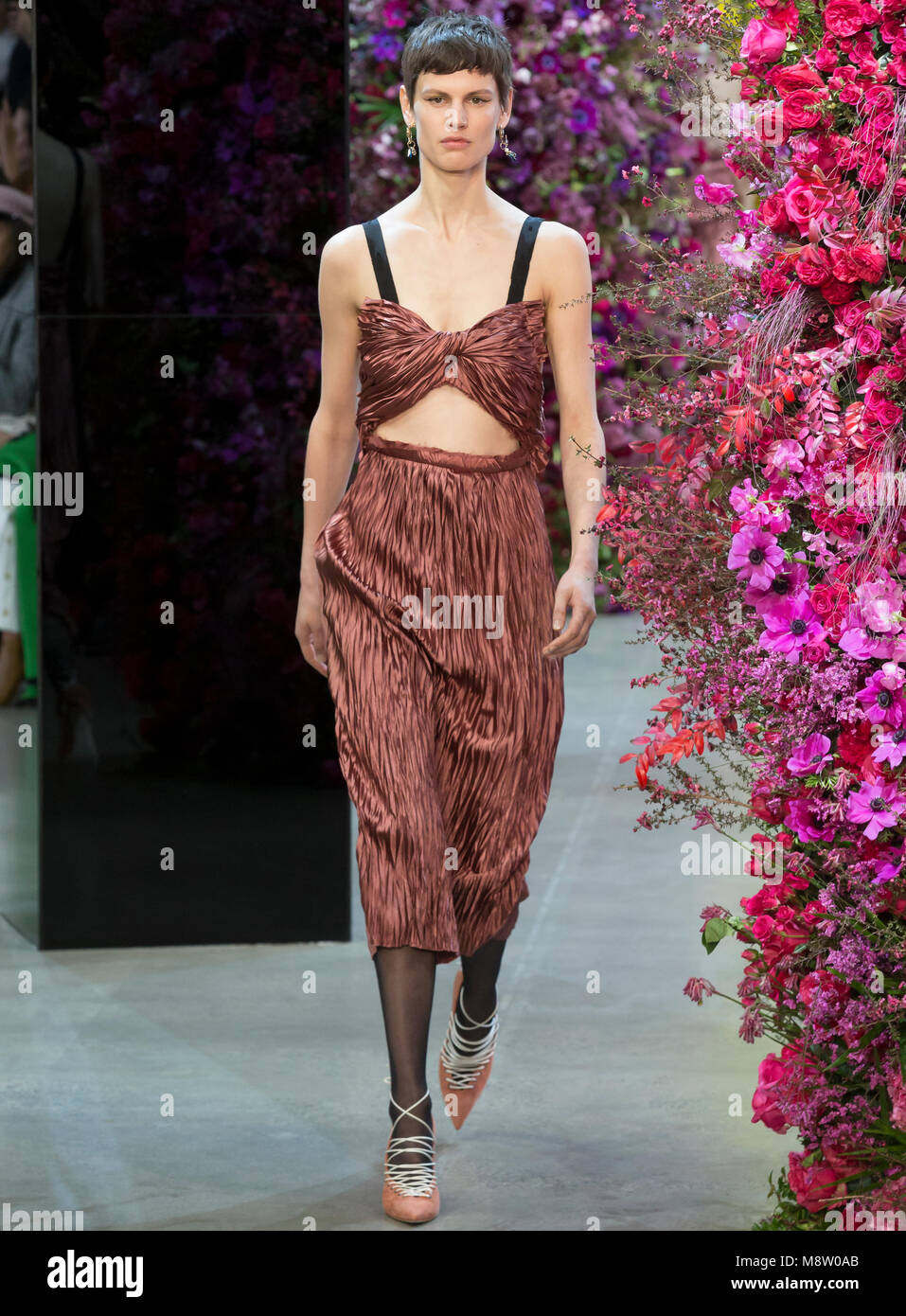 NEW YORK, NY - Februar 09, 2018: Saskia De Brauw geht der Start- und Landebahn am Jason Wu Herbst Winter 2018 fashion show während der New York Fashion Week Stockfoto