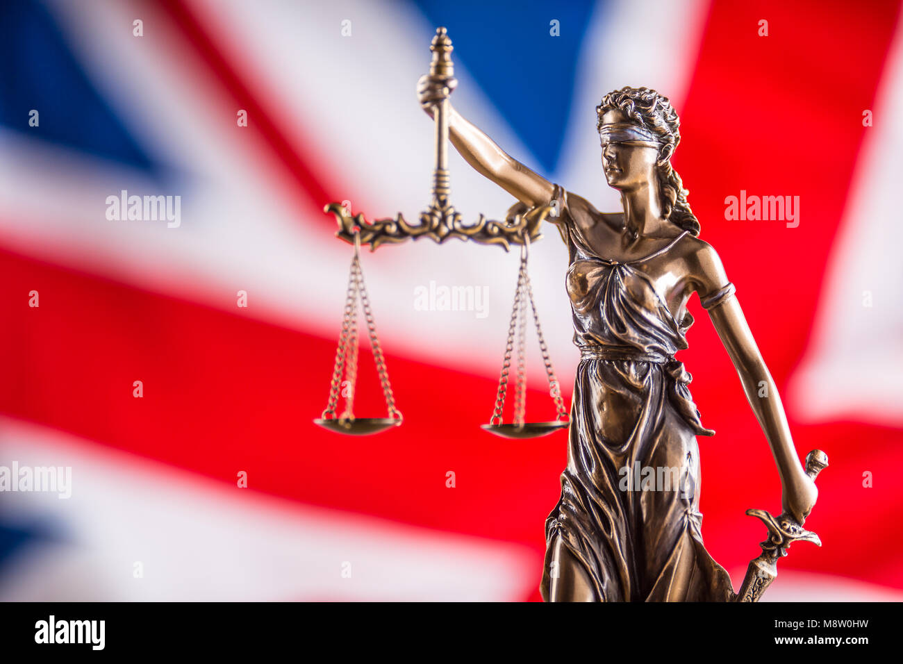 Dame Justiz und Großbritannien Flagge. Symbol von Recht und Gerechtigkeit mit britischer Flagge. Brexit. Stockfoto