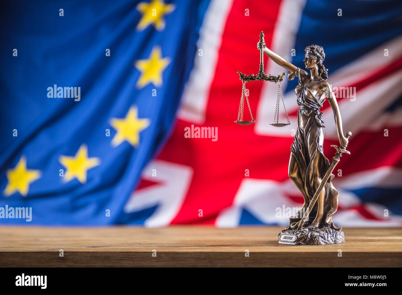 Lady Gerechtigkeit die Europäische Union und Großbritannien Flagge. Symbol von Recht und Gerechtigkeit mit EU- und UK-Flag. Brexit. Stockfoto