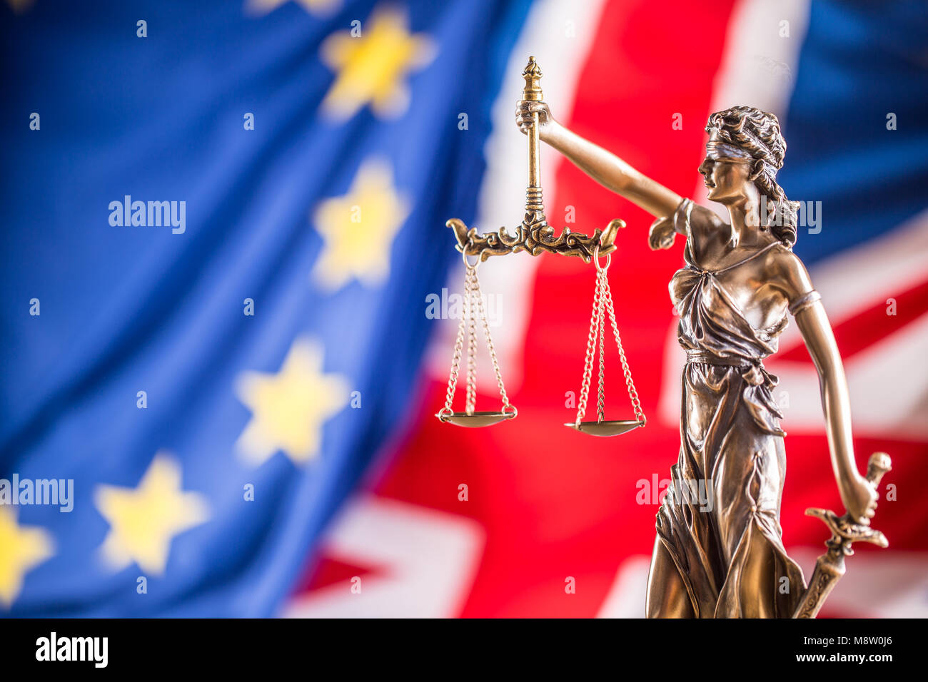 Lady Gerechtigkeit die Europäische Union und Großbritannien Flagge. Symbol von Recht und Gerechtigkeit mit EU- und UK-Flag. Brexit. Stockfoto