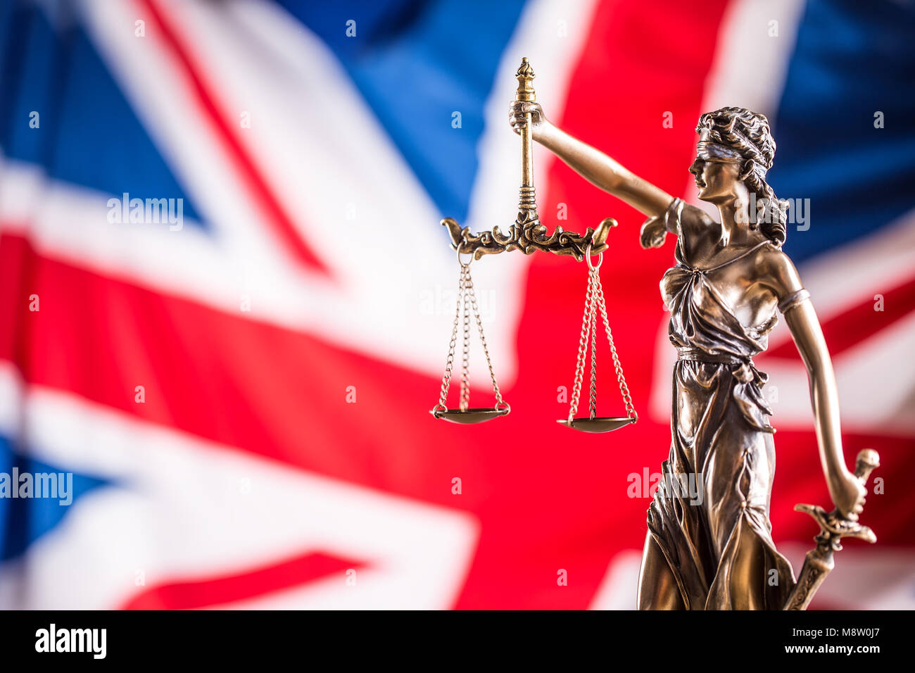 Dame Justiz und Großbritannien Flagge. Symbol von Recht und Gerechtigkeit mit britischer Flagge. Brexit. Stockfoto
