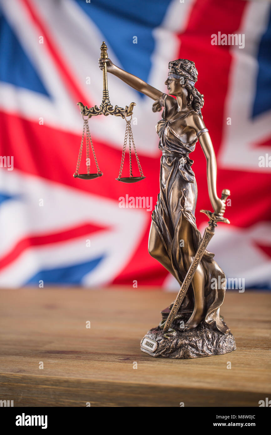 Dame Justiz und Großbritannien Flagge. Symbol von Recht und Gerechtigkeit mit britischer Flagge. Brexit. Stockfoto