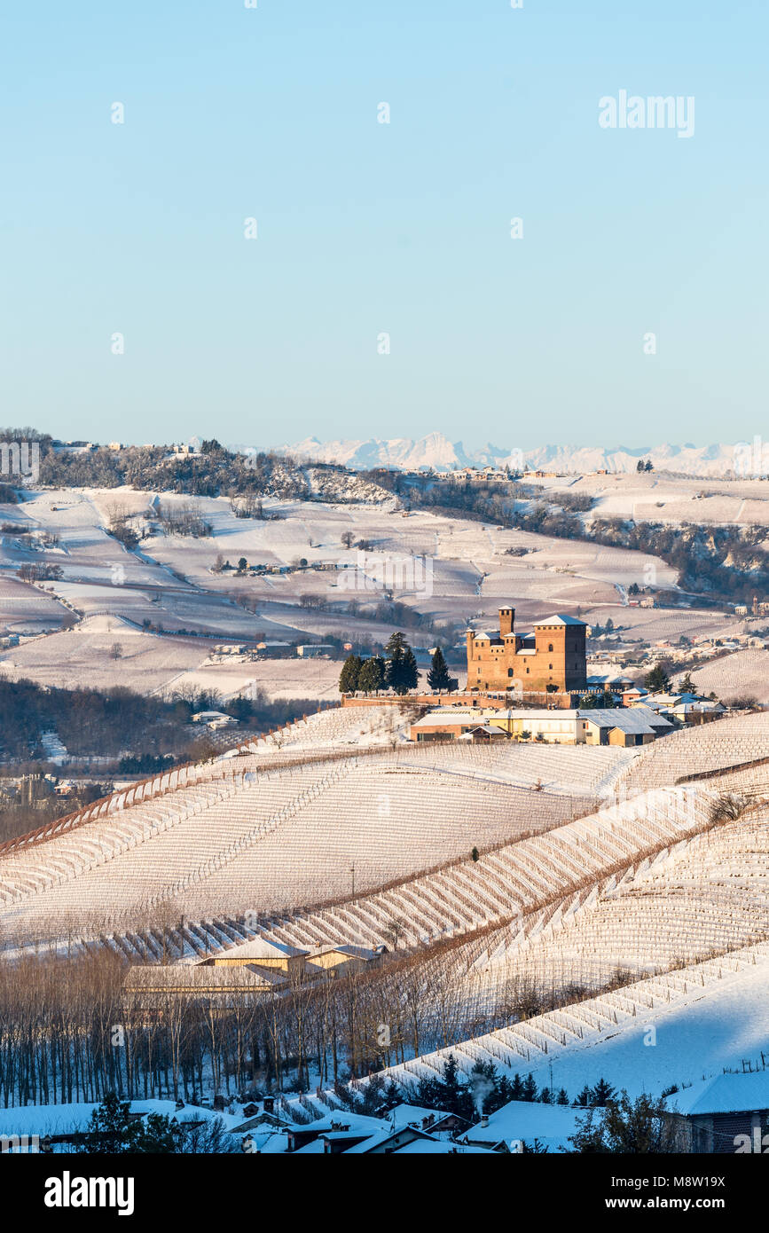 Grinzane Cavour Schloss und die Berge im Norden von Italien, Langhe, Piemont, vertikal Stockfoto