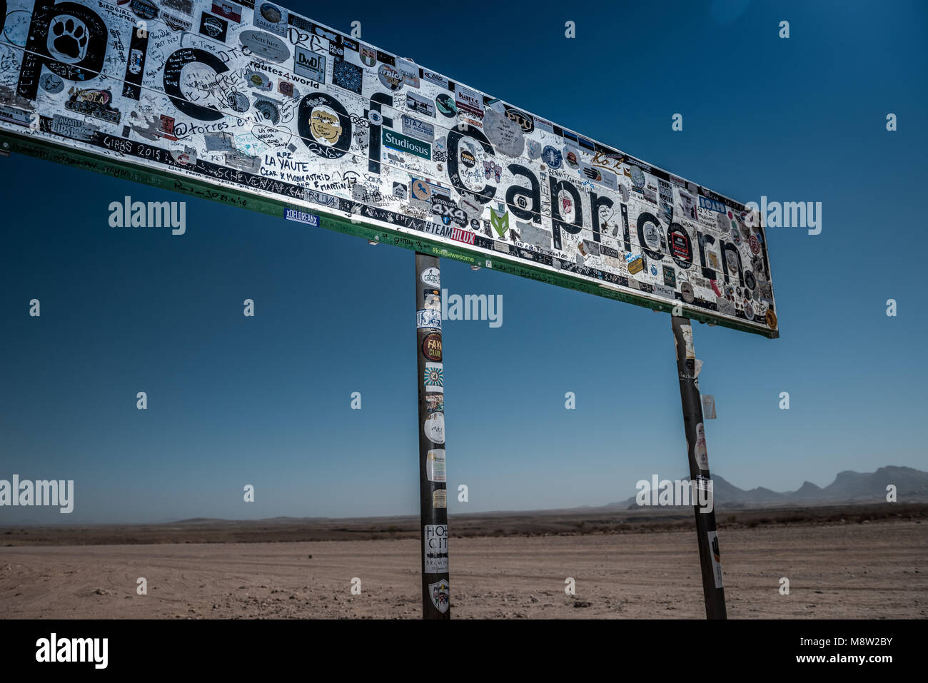 Ein Zeichen markiert den Wendekreis des Steinbocks in Namibia Stockfoto