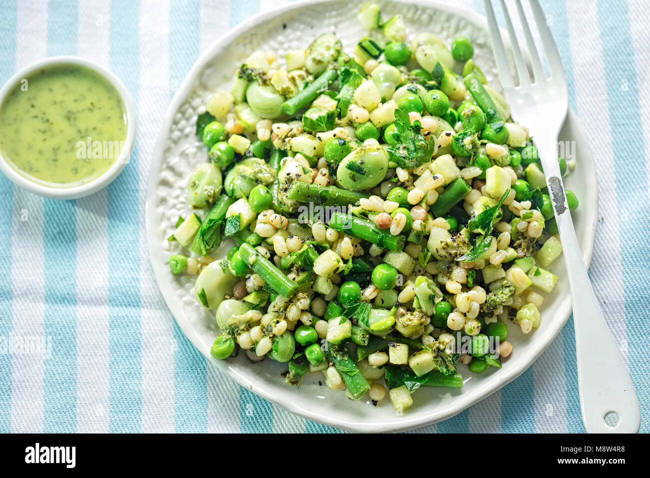 Fregola Nudeln & grünen Salat. Zucchini, grüne Bohnen, geröstetes fregola Nudeln mit Zitrone & Petersilie Dressing. Stockfoto