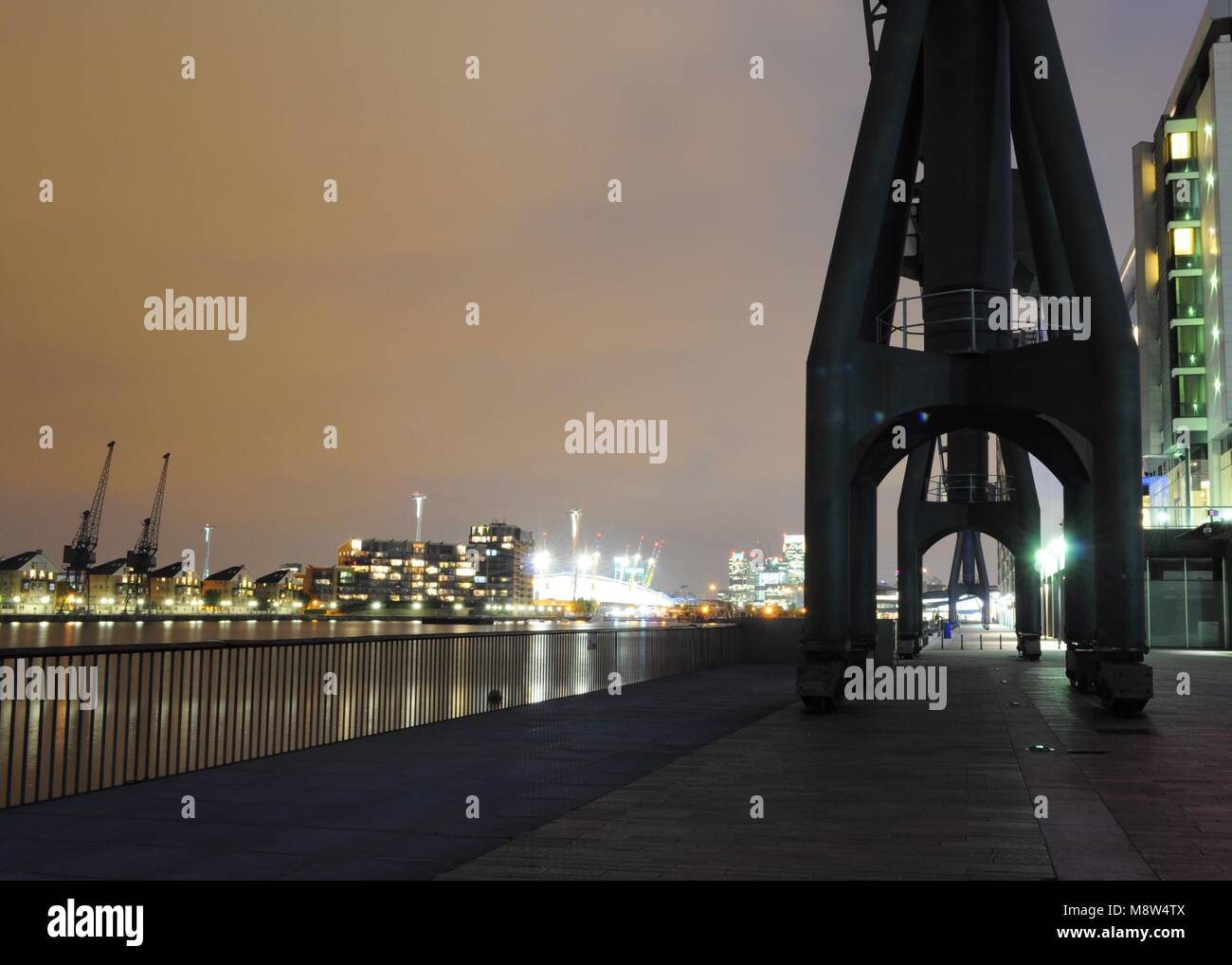 Krane auf die Victoria Docks und O2, London, UK. Stockfoto