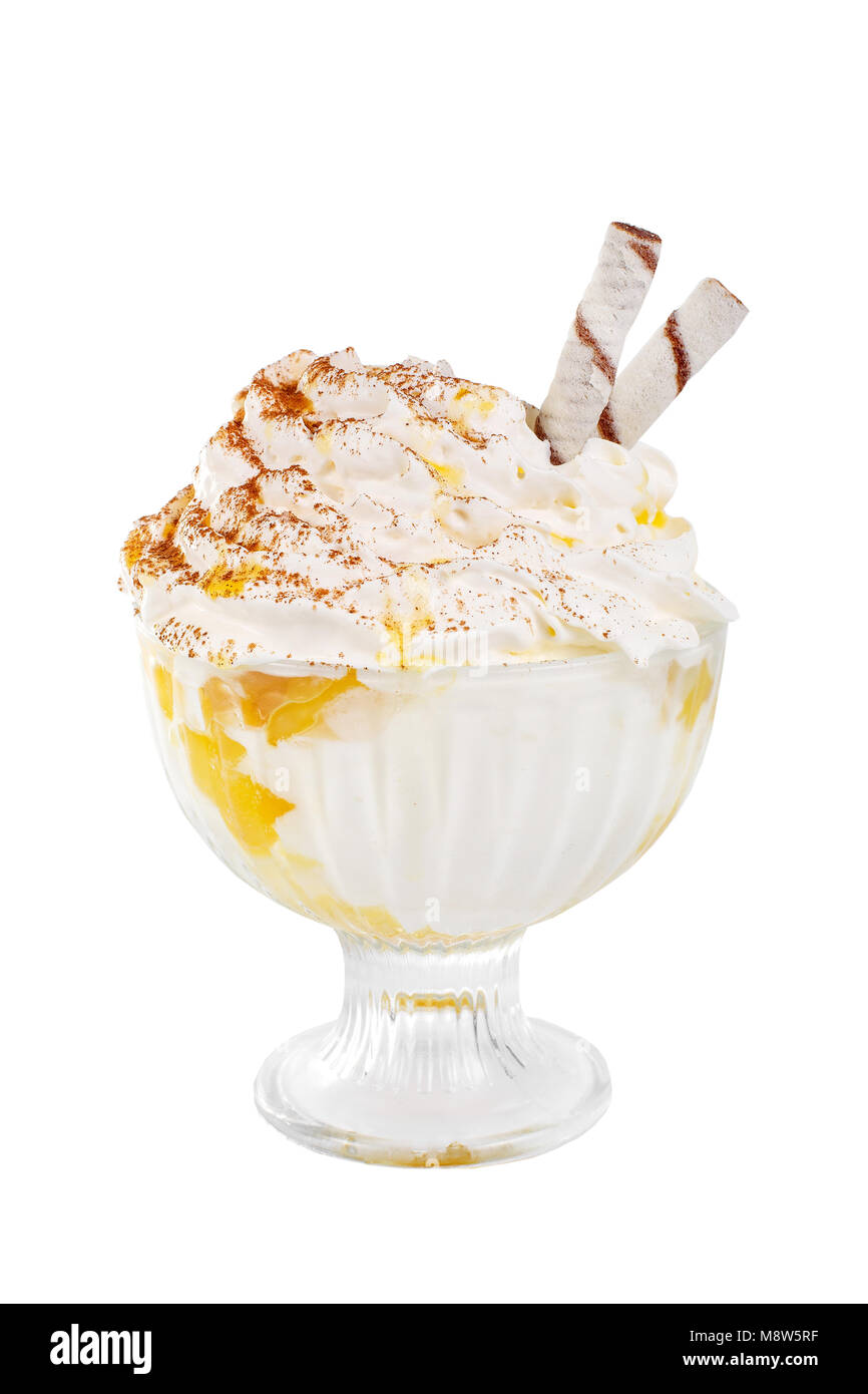 Eis Dessert mit Schlagsahne auf weißem Hintergrund in ein hohes Glas mit  Ananas, Aprikose, Orange, Kürbis Marmelade isoliert, Wafer tu  Stockfotografie - Alamy