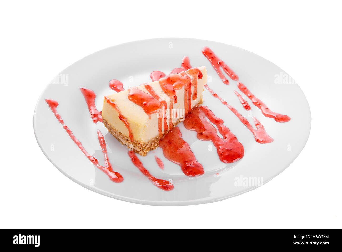 Weiß Käsekuchen mit Füllung mit Berry Dekoration, Topping Erdbeer, auf einer Platte isolierten weißen Hintergrund. Dessert für ein Menü in einem Cafe, Restauran Stockfoto