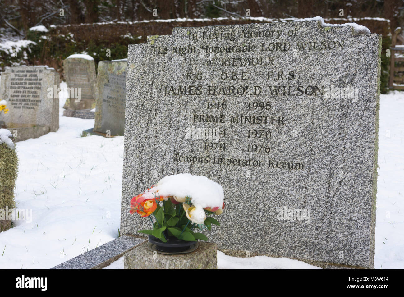 Grab von Harold Wilson, zweimal der britische Premierminister, in der Altstadt von Kirchhof, St. Mary's, Isles of Scilly, England, UK: unter einer seltenen Schnee Stockfoto