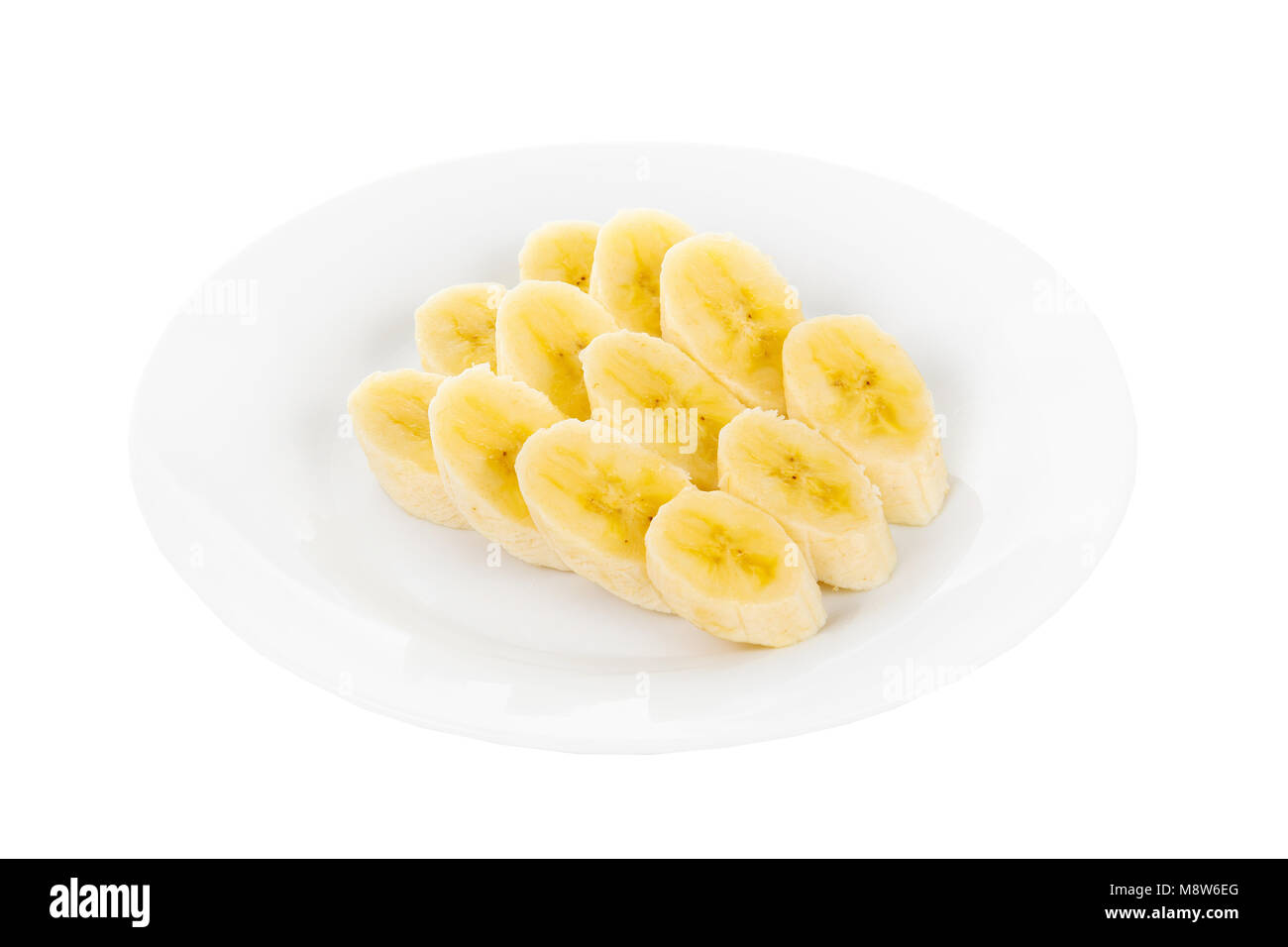 Geschälte Scheiben von Banan auf einer Platte isolierten weißen Hintergrund. Dessert für ein Menü in einem Cafe, Restaurant, Coffee Shop Seitenansicht Stockfoto