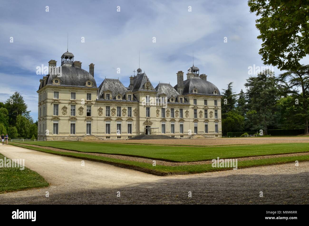 Cheverny, Loire Tal, Frankreich. 26. Juni 2017 um 12:00 Uhr. Ansicht von drei Vierteln auf der linken Seite der Fassade, präsentieren einige Touristen, blauer Himmel mit Stockfoto