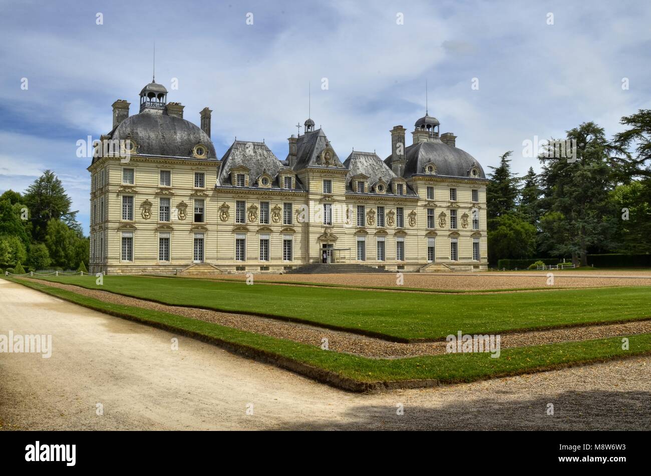 Cheverny, Loire Tal, Frankreich. 26. Juni 2017 um 12:00 Uhr. Ansicht von drei Vierteln auf der linken Seite der Fassade, präsentieren einige Touristen, blauer Himmel mit Stockfoto