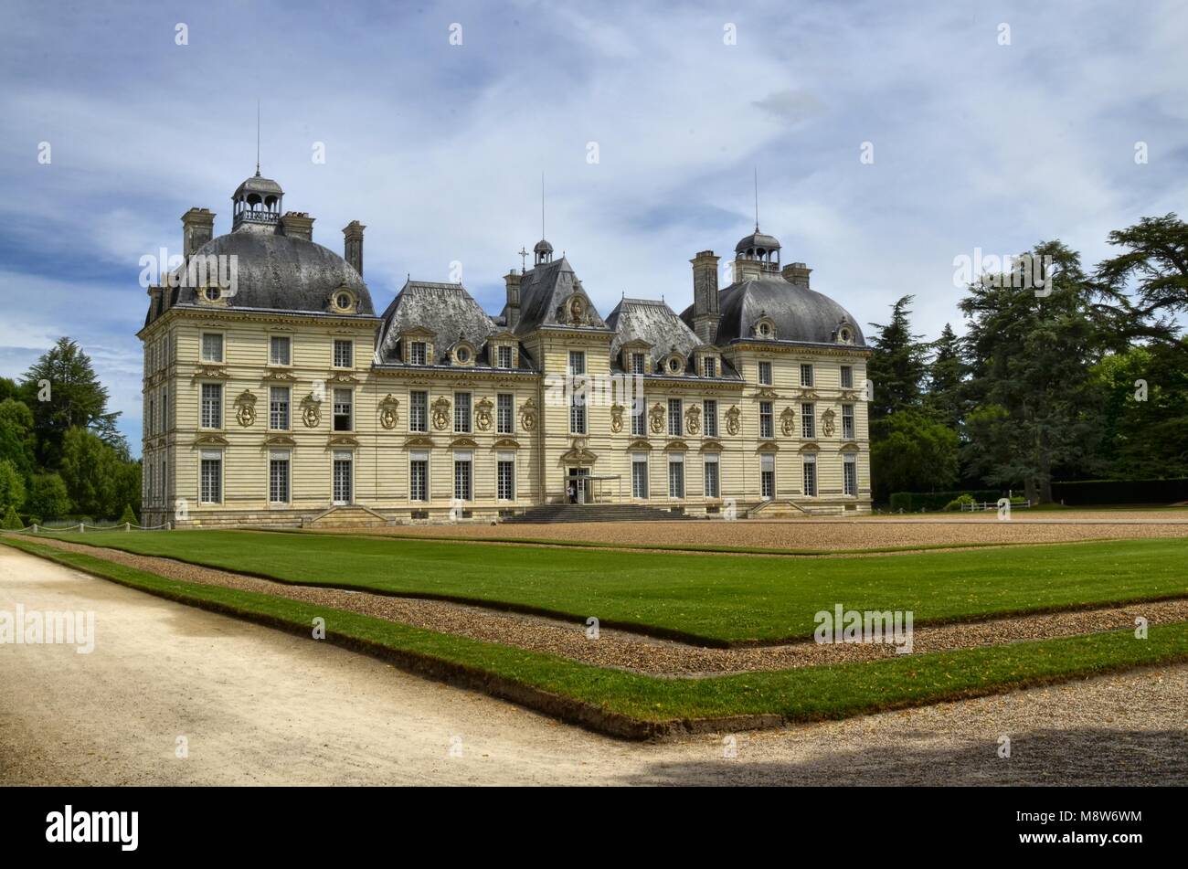 Cheverny, Loire Tal, Frankreich. 26. Juni 2017 um 12:00 Uhr. Ansicht von drei Vierteln auf der linken Seite der Fassade, präsentieren einige Touristen, blauer Himmel mit Stockfoto