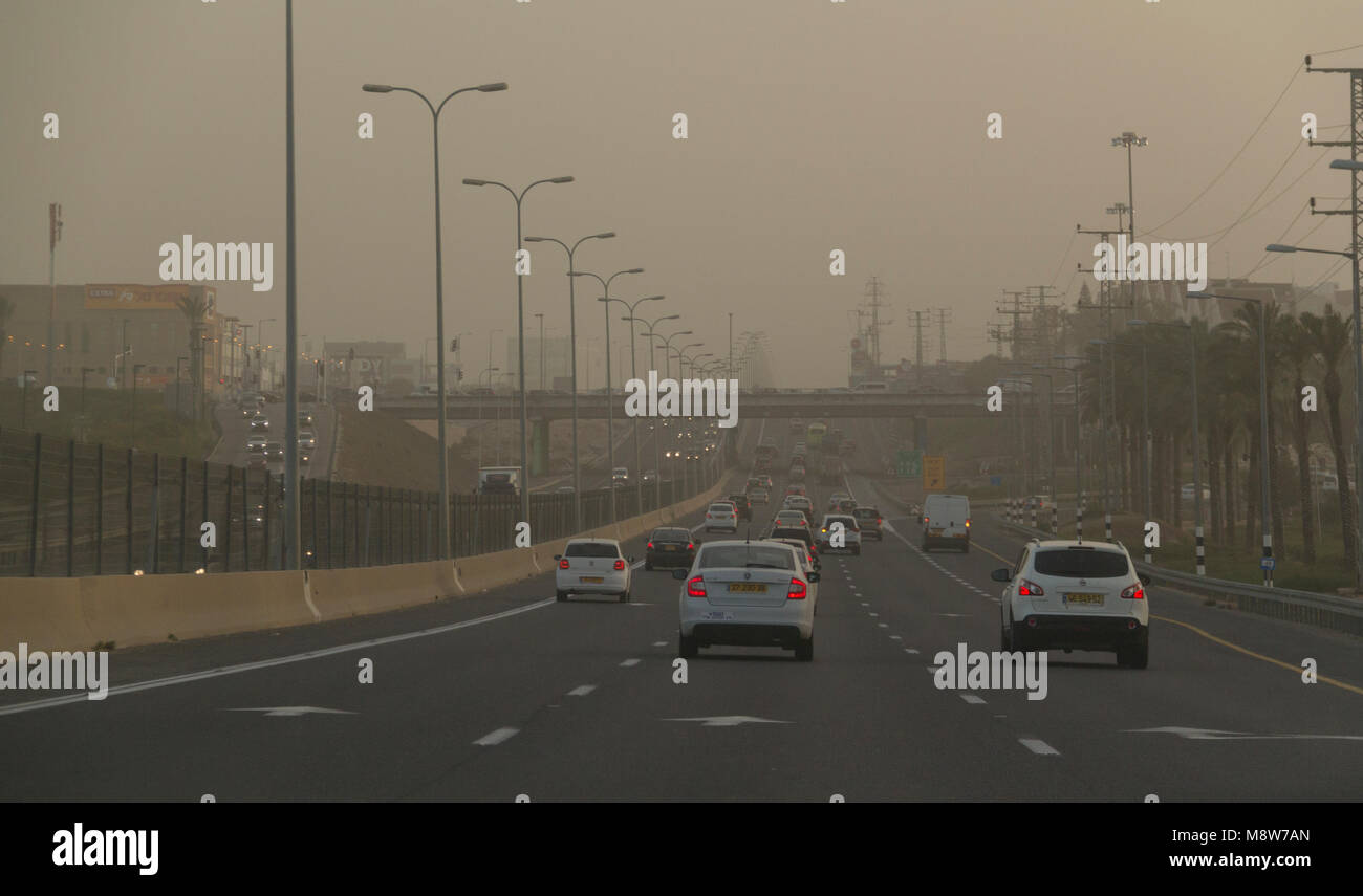 Netanya, Israel - 08.März 2018: Verkehr in Highway num.2 im Zentrum von Israel bei massiven Feder Sandsturm und schlechter Sicht. Stockfoto