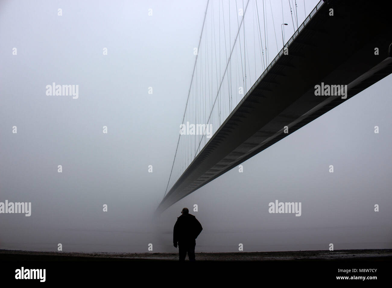 Humber Bridge mit Nebel, ein Mann aus dem Fluss, Yorkshire, England, Großbritannien Stockfoto