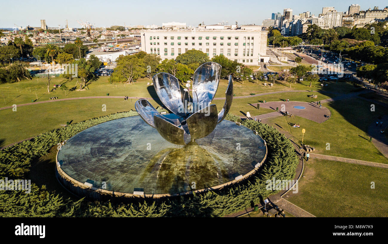 Angebot Generica Metall Blume, Plaza Naciones Unidas, Recoleta, Buenos Aires, Argentinien Stockfoto
