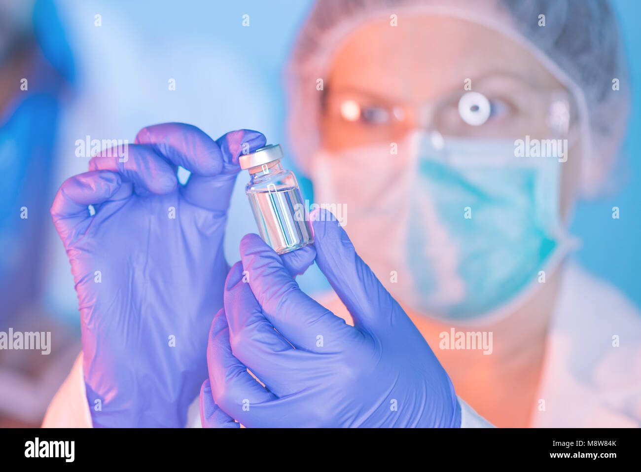Arzt und Krankenschwester Analyse unbekannter MMR-Impfstoff Droge Durchstechflasche in der Medizinischen Klinik Krankenhaus Stockfoto