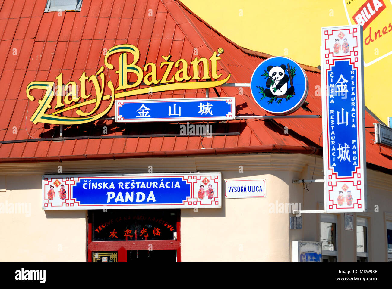 Bratislava, Slowakei. Das chinesische Restaurant "Panda" auf Vysoka ulica (Straße) Werbung für Zlaty Bazant (Goldener Fasan Bier) Stockfoto