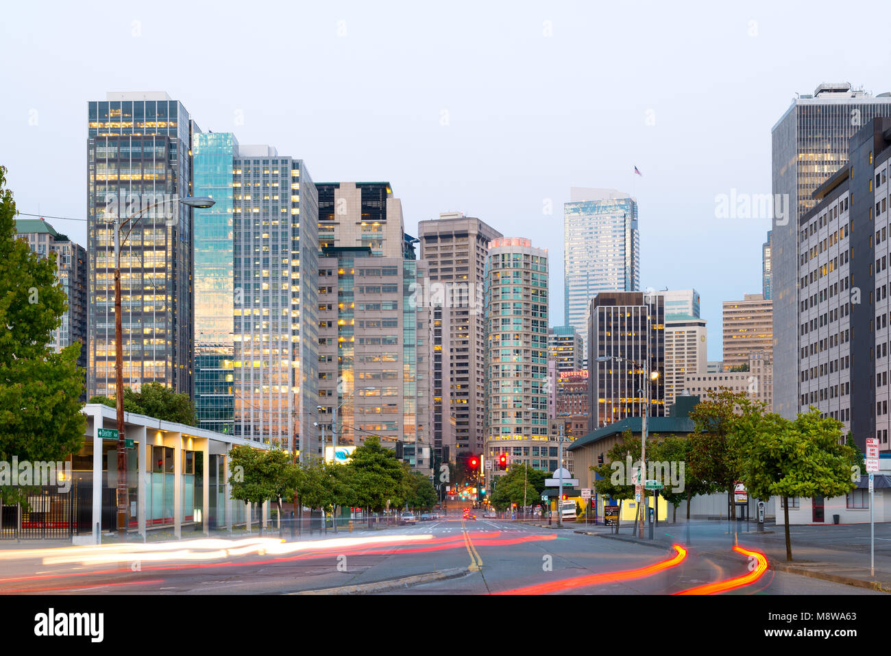 Seattle, Washington State, USA - 7. Avenue und Gebäude in der Innenstadt in der Abenddämmerung. Stockfoto