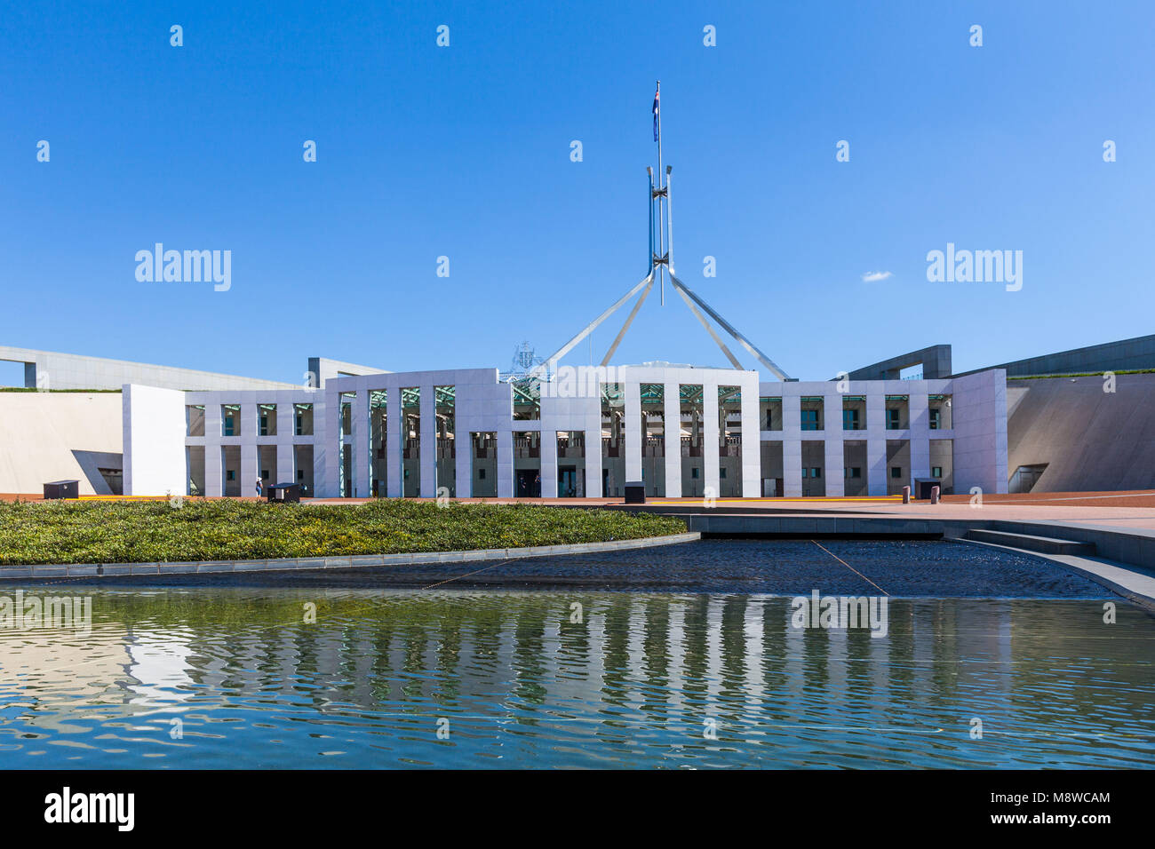 Canberra, Australien - 11. März 2018: Das Parlament sich im Wasser Stockfoto