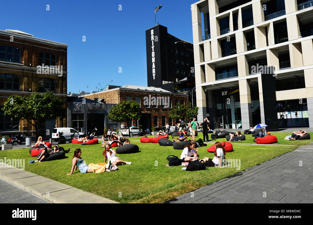 Einheimische entspannen auf der Liegewiese am Talitao Takutai Square im Stadtzentrum von Auckland. Stockfoto