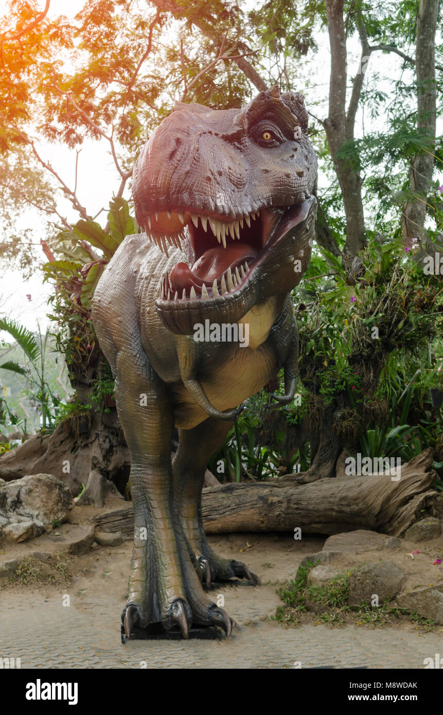 Dinosaurier T-statue Rex mit orange Licht in der Natur. Stockfoto