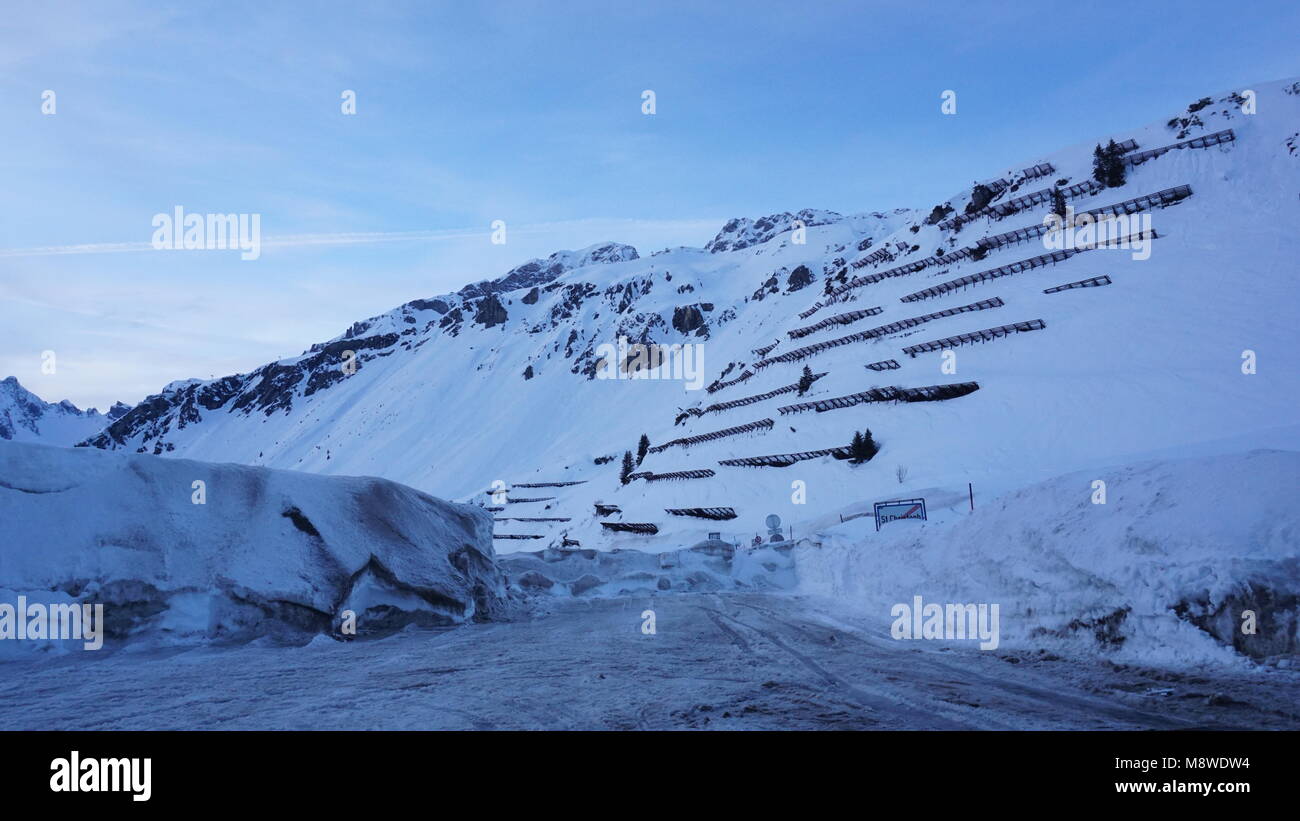 Arlbergpass zwischen Stuben und St. Anton im Winter Stockfoto
