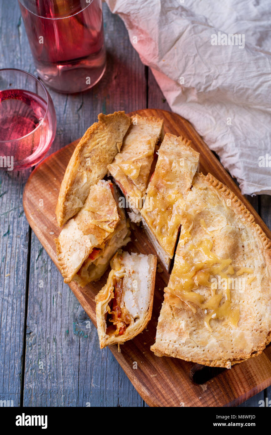 Pastete mit Huhn und Tomaten/Paradeiser Stockfoto