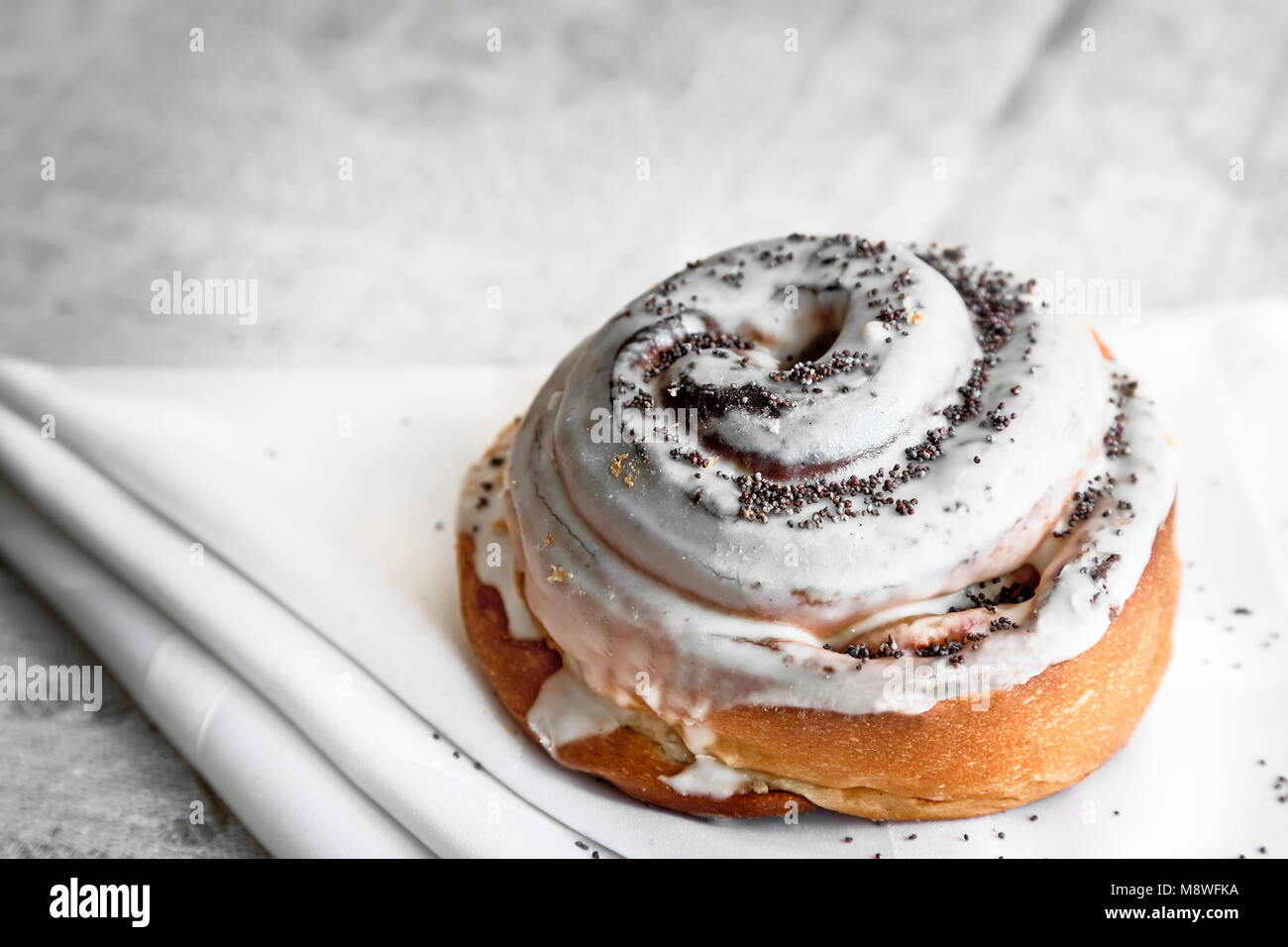 Lecker Brötchen mit der Glasur und Mohn. Stockfoto