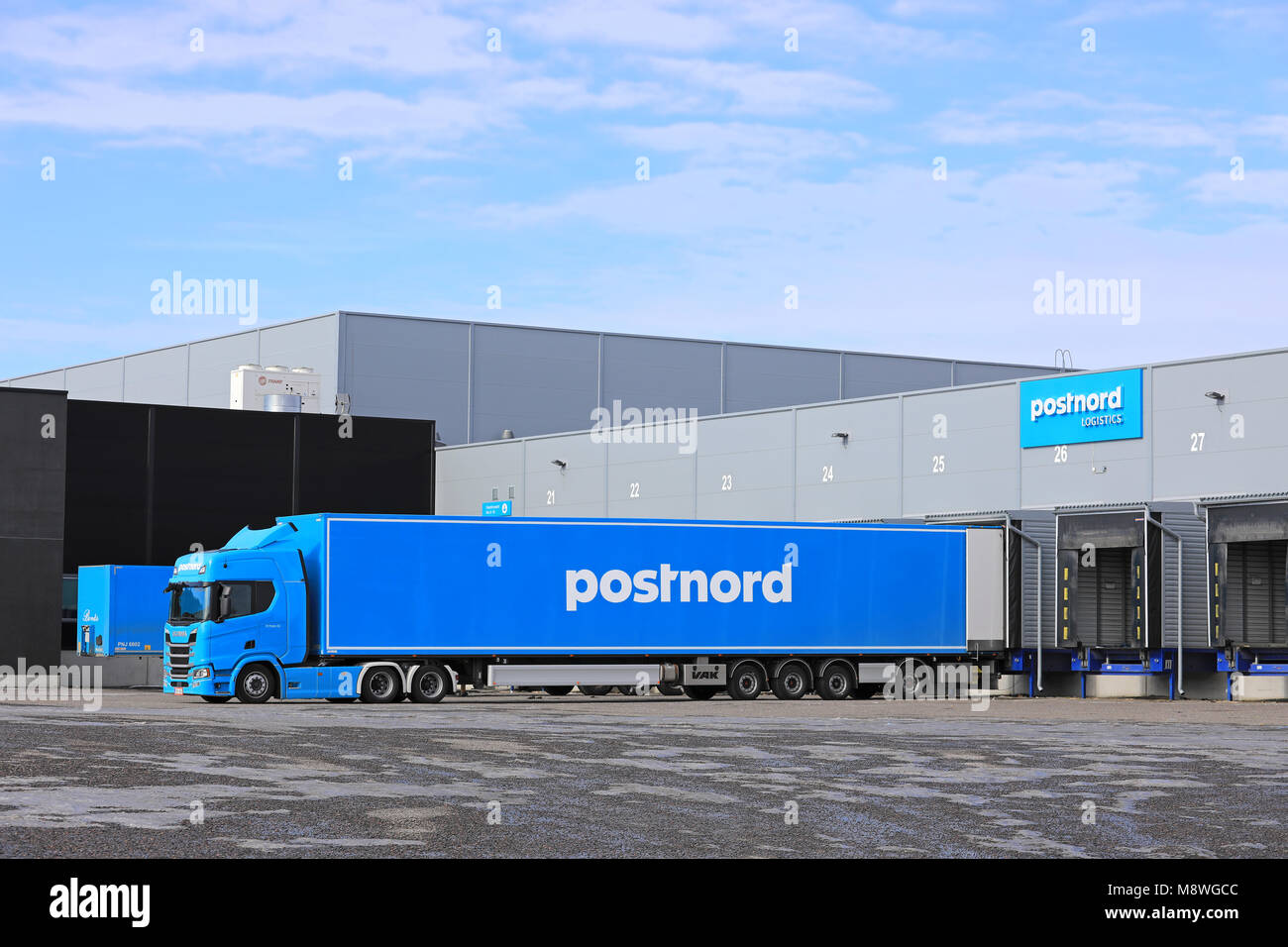TURKU, FINNLAND - 17. MÄRZ 2018: Die nächste Generation Scania R 500 Auflieger von FE-Trans Oy auf der Laderampe des PostNord Logistik Terminal und Lager Stockfoto