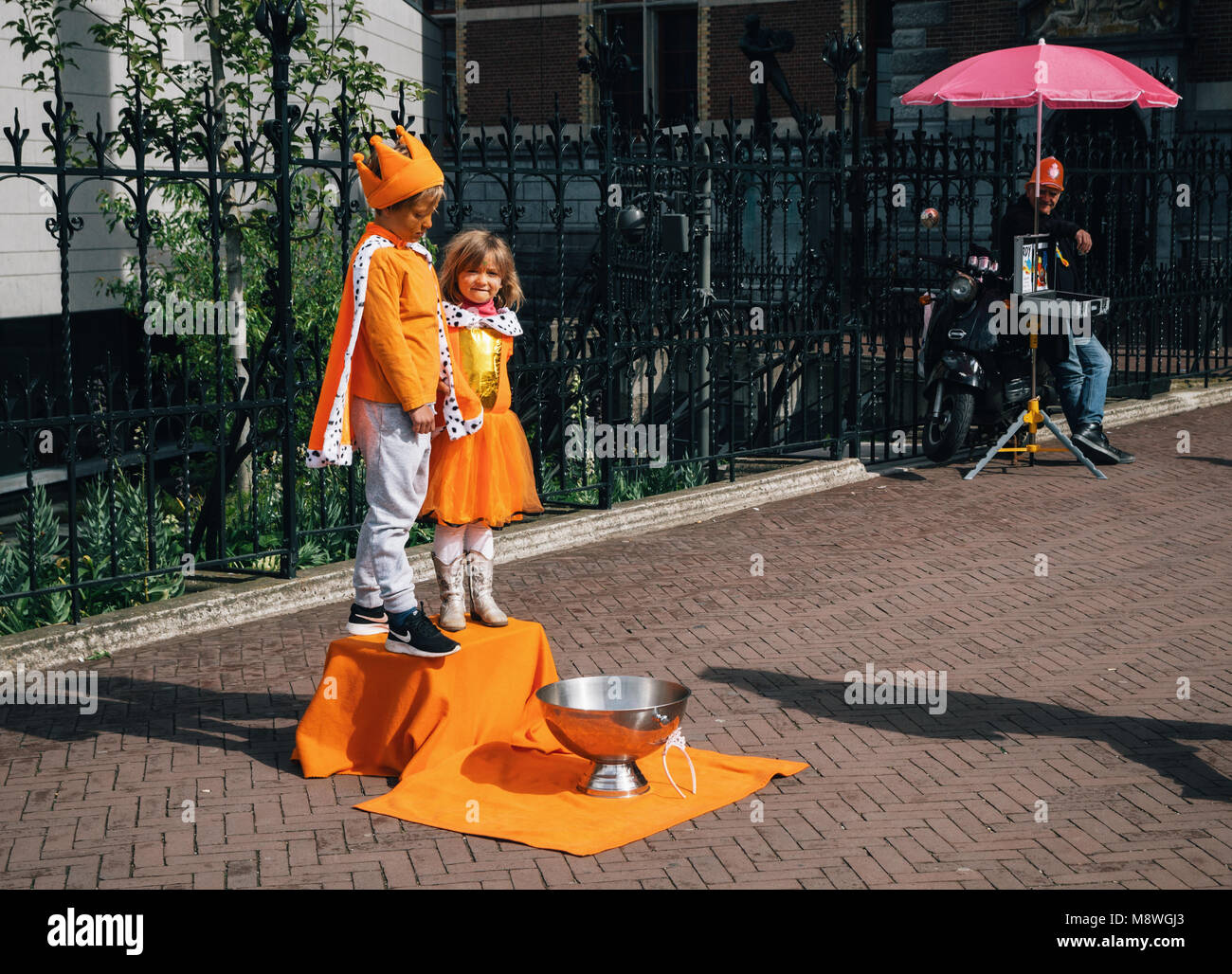 Amsterdam, Niederlande - 27 April 2017: Street Performance von kleinen Jungen und Mädchen sind in der König und die Königin am Tag des Königs in Amsterdam Stockfoto