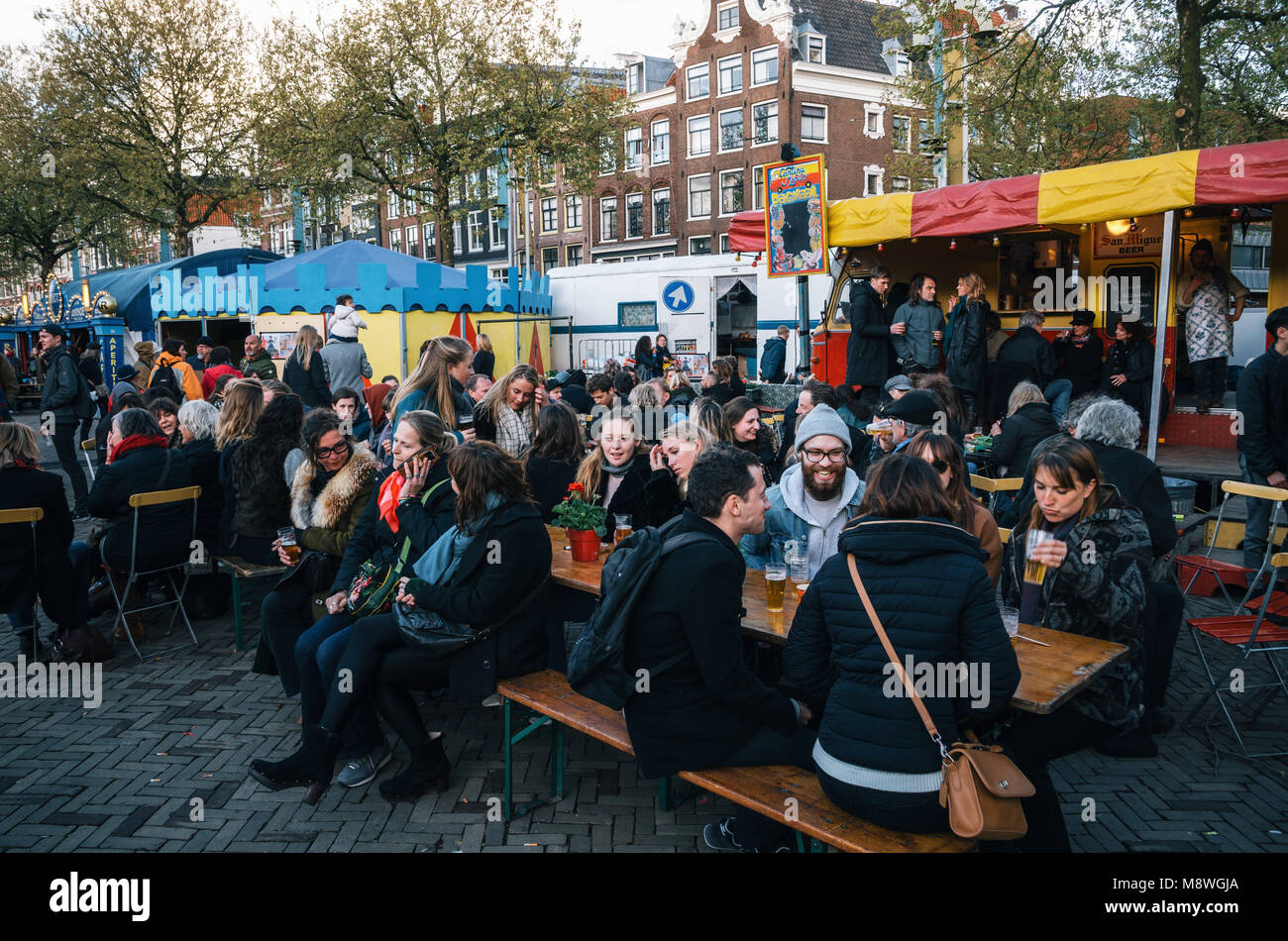 Amsterdam, Niederlande - 25 April 2017: Menschen im Café draußen auf überfüllten Nieuwmarkt Neuer Markt im Zentrum von Amsterdam, Niederlande. Stockfoto