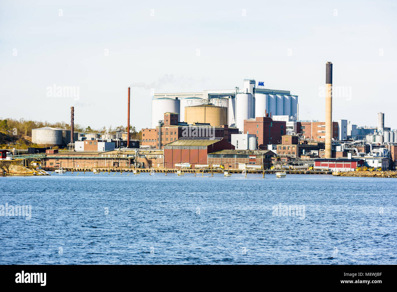 Karlshamn, Schweden - 19. März 2018: Dokumentarfilm von Alltag und Umwelt. Ansicht der AAK pflanzliches Öl und Fett als vom Meer aus gesehen. Stockfoto