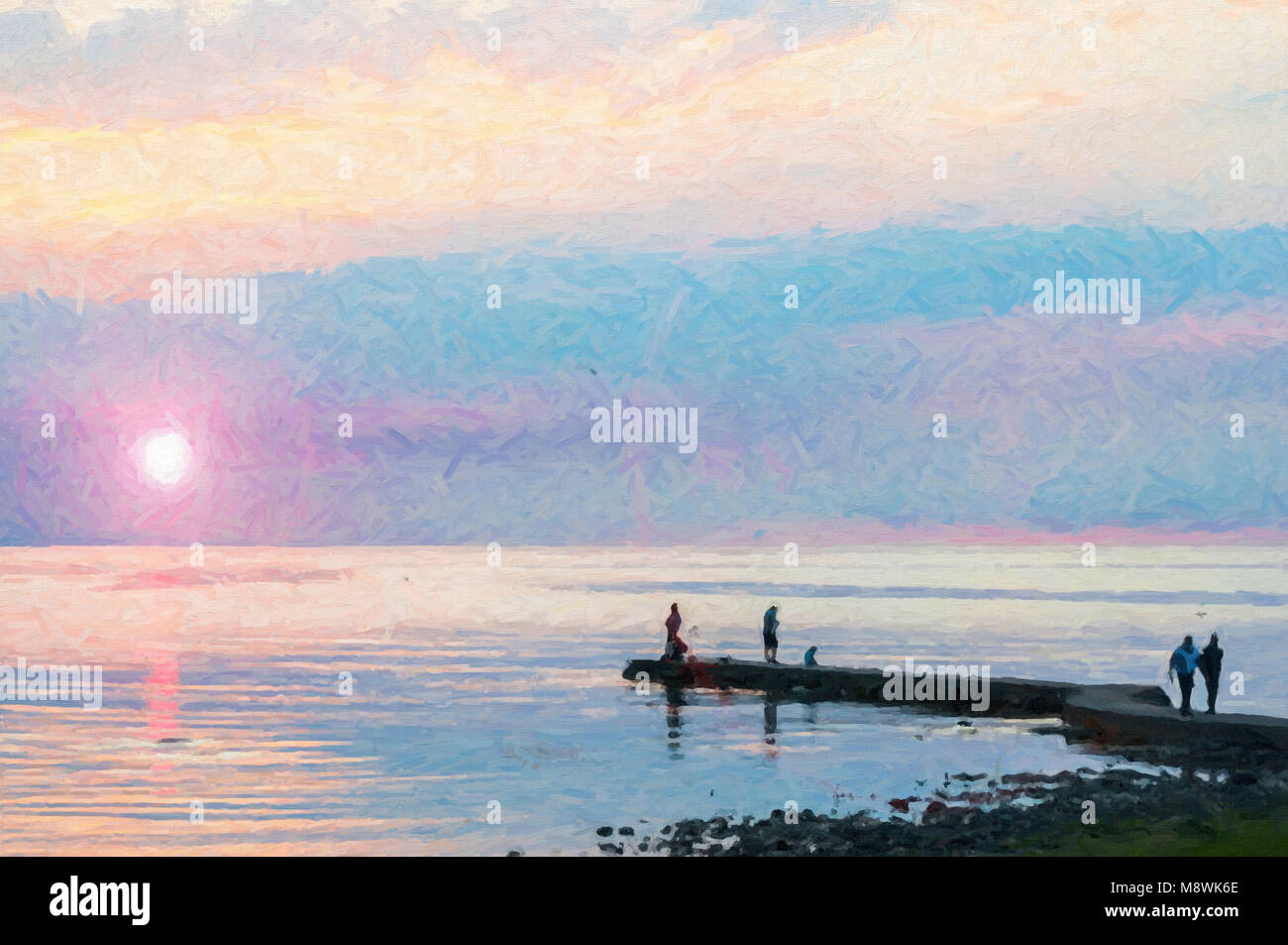 Ein digitales Bild von einer Gruppe von Menschen, die sich einen spektakulären Sonnenuntergang in Torekov in Schweden zu beobachten. Stockfoto